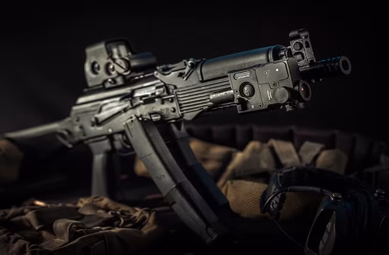 Cái tên tiếp theo của Kalashnikov được nhắc tới tại Army-2016 là mẫu tiểu liên Vityaz-MO sử dụng đạn 9mm. Đây có thể được xem là mẫu vũ khí cá nhân nổi bật nhất của Kalashnikov dành cho lực lượng đặc nhiệm lẫn quân đội Nga. Trọng lượng của Vityaz-MO chỉ 2.85kg khi không có đạn và có tốc độ bắn lên tới 800 viên/phút.