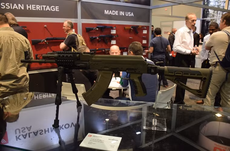 Bên cạnh các hợp đồng sản xuất vũ khí cho Quân đội Nga hiện tại, Kalashnikov còn là một trong những tập đoàn xuất khẩu súng nhiều nhất thế giới với các sản phẩm chủ lực là dòng súng trường tấn công AK serie và chúng xuất hiện ở khắp mọi nơi trên thế giới kể cả Mỹ.