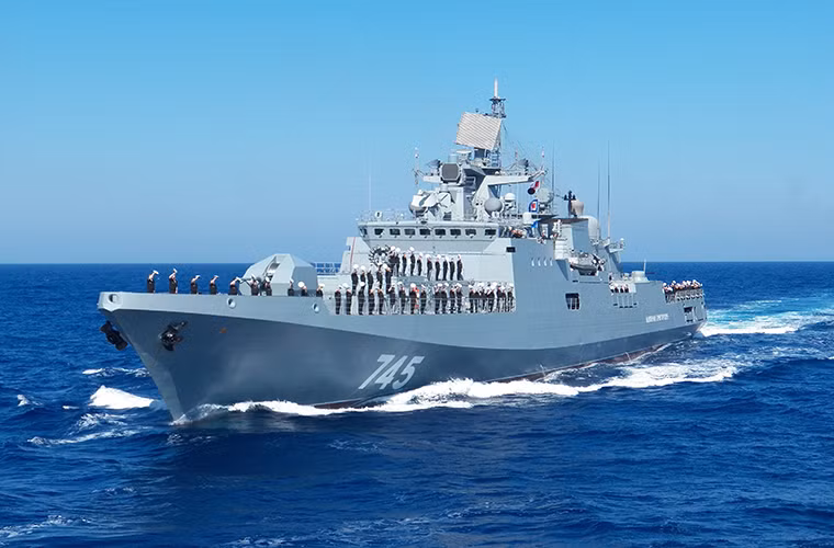 Đô đốc Grigorovich được trang bị tên lửa hành trình Kalibr, tên lửa chống hạm siêu âm Oniks, đi kèm với đó là tổ hợp tên lửa phòng không trên hạm Shtil-1. Còn về vũ khí chống ngầm nó được trang bị ngư lôi hạng nặng 533m và tổ hợp rocket chống ngầm RBU-6000.