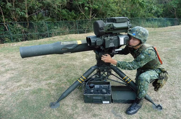 Tên lửa chống tăng dẫn đường BGM-71 TOW-2A/B có tầm bắn hiệu quả lên đến hơn 4.000m và được trang bị một đầu đạn nặng gần 19kg đủ khả năng xuyên giáp các dòng xe tăng chiến đấu hạng nhẹ hay xe bọc thép lội nước của Trung Quốc.