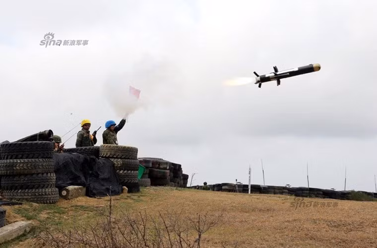 Khoảnh khắc một quả đạn tên lửa chống tăng Javelin được phóng đi từ một công sự trong đợt diễn tập ở Bình Đông.