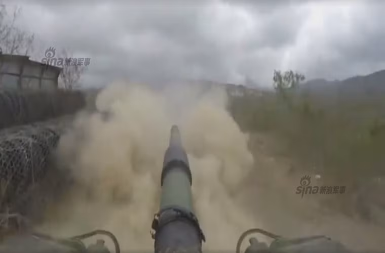 Pháo chính 105mm của xe tăng M60A3 thuộc Lữ đoàn 542 khai hỏa.