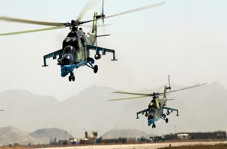 Ngoài ra Mi-24P còn có thể mang theo 1.5 tấn vũ khí các loại ở hai bên cánh phụ với 8 giá treo vũ khí trong đó bao gồm như các tổ hợp rocket phóng loạt như S-8 80mm, S-5 50mm và tên lửa chống tăng dẫn đường 9K114 Shturm.