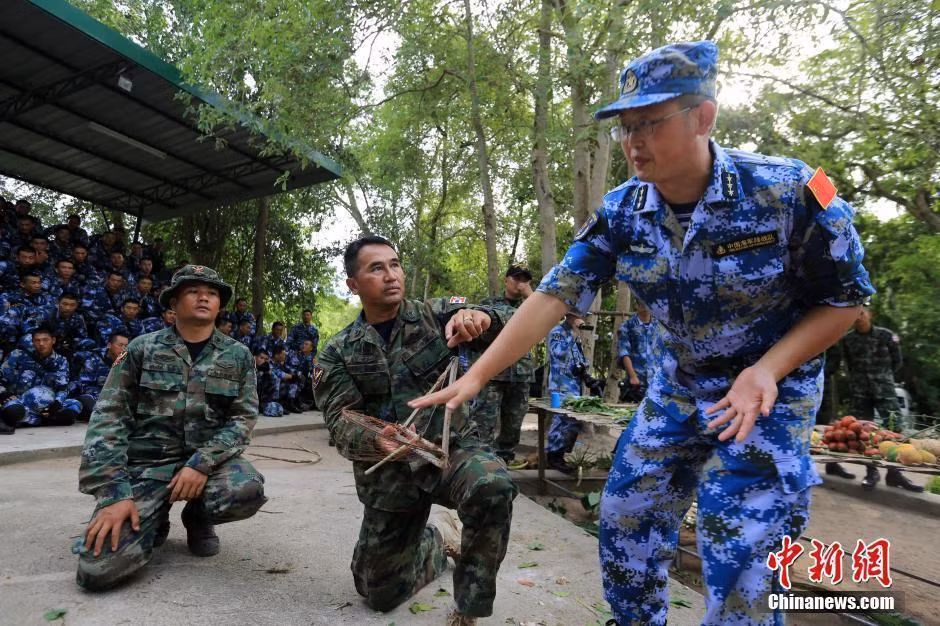 Để sinh tồn trong điều kiện rừng rậm, nhất là trong tình huống phải hành quân dài ngày, thiếu lương thực và thực phẩm, thủy quân lục chiến Thái Lan và Trung Quốc còn trao đổi cách làm bẫy để tóm được các con thú nhỏ trong rừng (Nguồn: Chinanews.com).