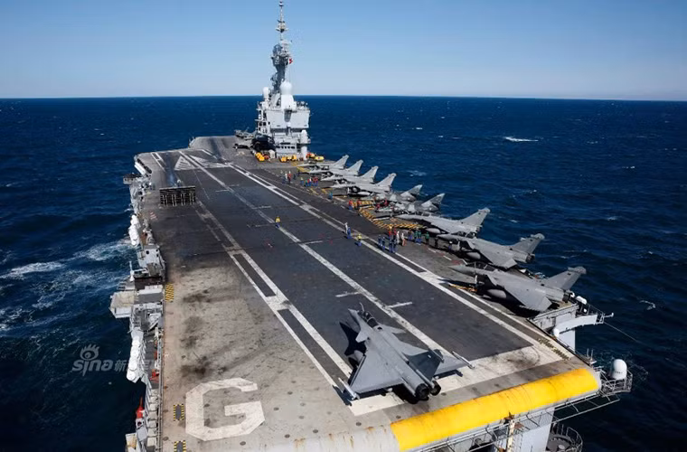 Trên boong tàu của Charles de Gaulle có 2 đường băng dài với 2 máy phóng thủy lực C13-3 biến thể ngắn hơn máy phóng trên tàu sân bay lớp Nimitz của Mỹ. Nhờ hệ thống máy phóng này Rafale M và cả Super Étendard có thể mang theo đầy tải trọng vũ khí cho mỗi lần xuất kích.