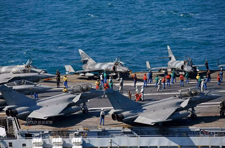 Tuy nhiên Super Étendard vẫn tỏ ra khá hiệu quả trong các nhiệm tấn công mặt đất nhất với các mục tiêu thuộc phiến quân IS tại Syria vốn sở hữu khả năng phòng không khá hạn chế, và chỉ với các loại bom thông thường hoặc bom dẫn đường bằng laser Super Étendard đã có thể dễ dàng hoàn thành vai trò của mình trên chiến trường Syria.