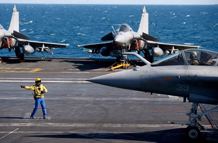 Trong đợt không kích hôm 28/1 những chiếc tiêm kích trên hạm Rafale M của Hải quân Pháp đều được trang bị các tên lửa không đối đất AASM nhằm tăng độ chính xác.