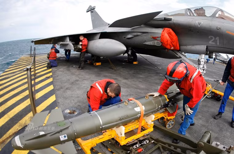 Một chiếc Rafale M được trang bị 13 giá treo vũ khí có thể mang theo 9,5 tấn vũ khí các loại trong đó có cả vũ khí hạt nhân chiến thuật. Tuy nhiên khi phải đối đầu với phiến quân IS đa phần những chiếc Rafale chỉ được trang bị các loại tên lửa không đối đất như MBDA Apache, MBDA Storm Shadow, AASM, Paveway bom dẫn đường bằng laser và AS-30L.