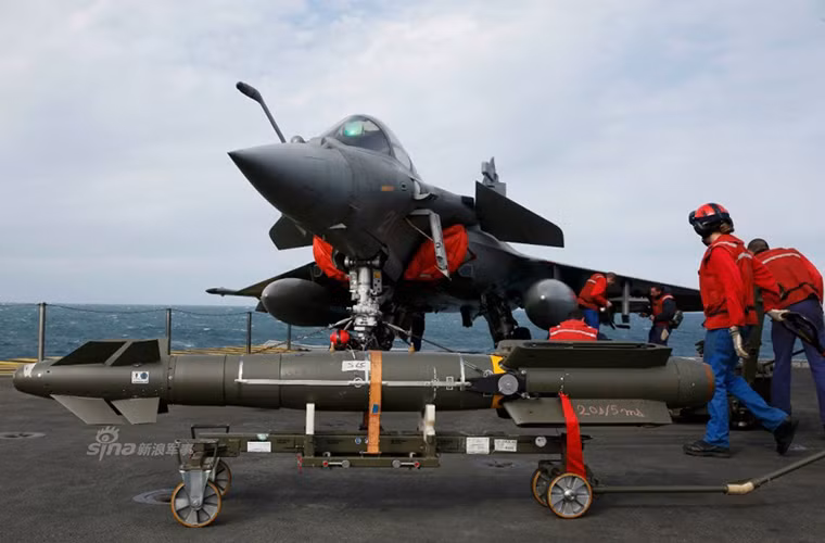 Trong ảnh là mẫu tiêm kích trên hạm Rafale M của Hải quân Pháp và phía trước nó tên lửa không đối đất AASM được công ty quốc phòng Sagem phát triển cho Không quân và Hải quân Pháp.