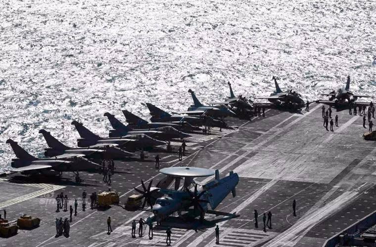 Giữa dàn tiêm kích trên hạm trên tàu sân bay Charles de Gaulle là máy bay chỉ huy và cảnh báo sớm E-2 Hawkeye thuộc biên chế Hải quân Pháp do hãng Northrop Grumman của Mỹ chế tạo.