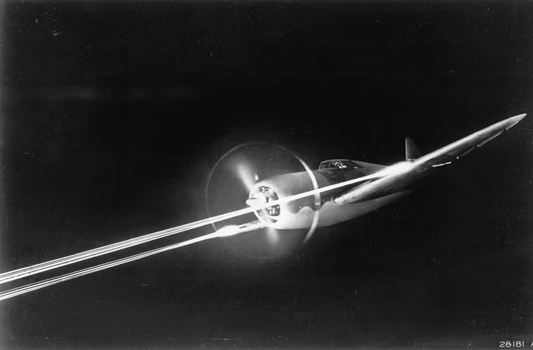 Hình ảnh P-47 khai hỏa dàn súng máy M2 ở hai bên cánh của mình mỗi khẩu M2 có tốc độ bắn lên tới 600 phát/phút.