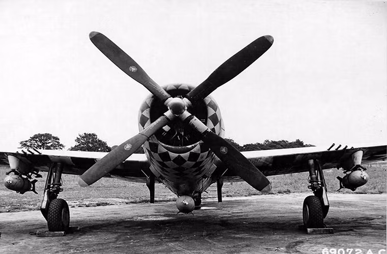 Các biến thể nổi tiếng nhất của P-47 là P-47C và P-47D với gần 13.000 chiếc được chế tạo ở cả hai biến thể này nhược điểm của các phiên bản P-47 trước đó đều được khắc phục. Trong ảnh là một chiếc P-47D với ba quả bom An-M64 227kg chuyên cho tấn công mặt đất.