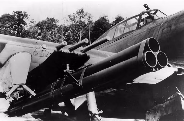 Trong ảnh là một chiếc P-47D khác với cụm ống phòng rocket 110mm M8. Với M8 chiếc P-47 cũng có thể thực hiện các phi vụ chống hạm khi tầm bắn của mẫu rocket này lên tới hơn 4km với nhiều nhất 12 ống phóng.
