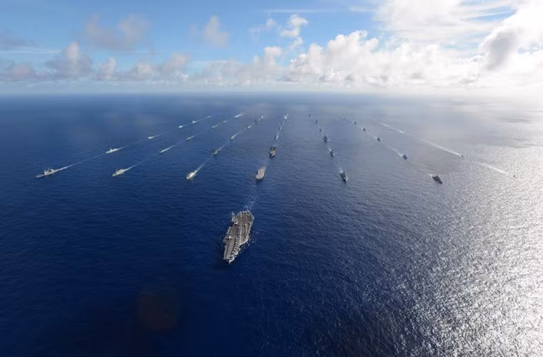 Biên đội tàu chiến hỗn hợp của hải quân các nước tham gia RIMPAC-2014 được dẫn đầu bởi tàu sân bay Nimitz của Hải quân Mỹ.