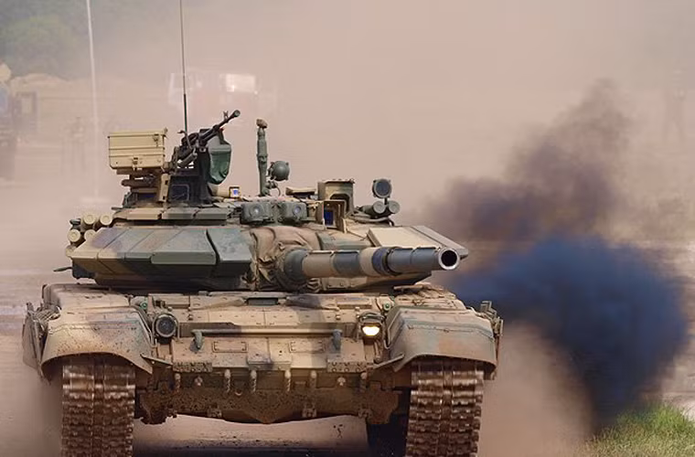Xe tăng T-90S được trang bị lớp giáp tổng hợp gồm nhiều lớp kim loại và gòm cùng lớp giáp phản ứng nổ ERA bọc quanh tháp pháo và thân xe đem lại khả năng phòng vệ tuyệt vời. Theo một số chuyên gia, giáp trước của T-90 có độ bền tương đương 800-830mm thép cán (chống đạn 120mm APFSDS) và 1.150-1.350mm (chống đạn nổ lõm HEAT). Sức bền của T-90 đã được thử lửa ở chiến trường Syria trước tên lửa TOW của Mỹ.