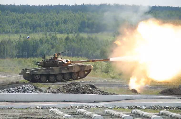 Hỏa lực của T-90 "khỏi phải bàn cãi" với pháo chính 125mm 2A46M tích hợp khả năng bắn tên lửa chống tăng AT-11 qua nòng có thể hạ mục tiêu ở cự ly tới 5.000m. Hệ thống nạp đạn tự động giúp T-90 có thể bắn pháo 125mm tốc độ 6-8 phát/phút.