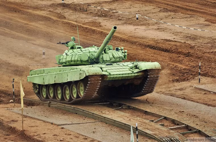 Tất cả các đội thi tham gia Tank Biathlon đều sử dụng xe tăng chiến đấu chủ lực T-72B do nước chủ nhà Nga cung cấp để thực hiện các phần thi của mình. Tất nhiên, các nước tham gia có thể mang xe tăng của mình tới tham gia. Ví dụ, tại Tank Biathlon 2014, Trung Quốc đã sử dụng các xe tăng nội địa Type 96A.
