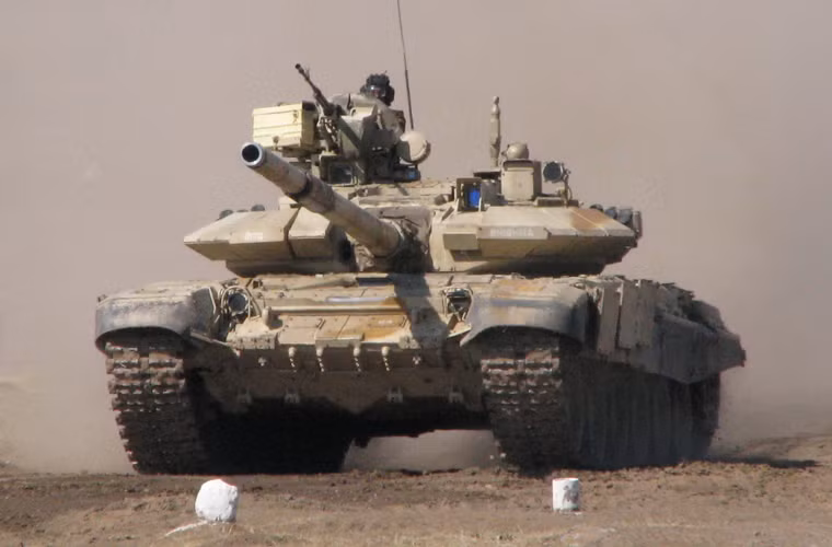 Ngoài những điểm khác trên, T-90S sở hữu sức mạnh, khả năng phòng thủ tương đương T-90A. Hiện nay, Nga đã xuất khẩu được gần 2.000 chiếc T-90S tới 4 quốc gia trên thế giới. Trong đó, Ấn Độ là nước sử dụng số lượng T-90S lớn nhất, lên tới 1.250 chiếc. Chưa kể, nước này còn đang có ý định sản xuất thêm trong bối cảnh dòng tăng Arjun tự thiết kế gặp nhiều lỗi kỹ thuật.