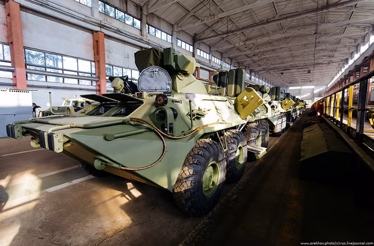 Hàng dài những chiếc BTR-82A tại Arzamas JSC chờ được xuất xưởng.