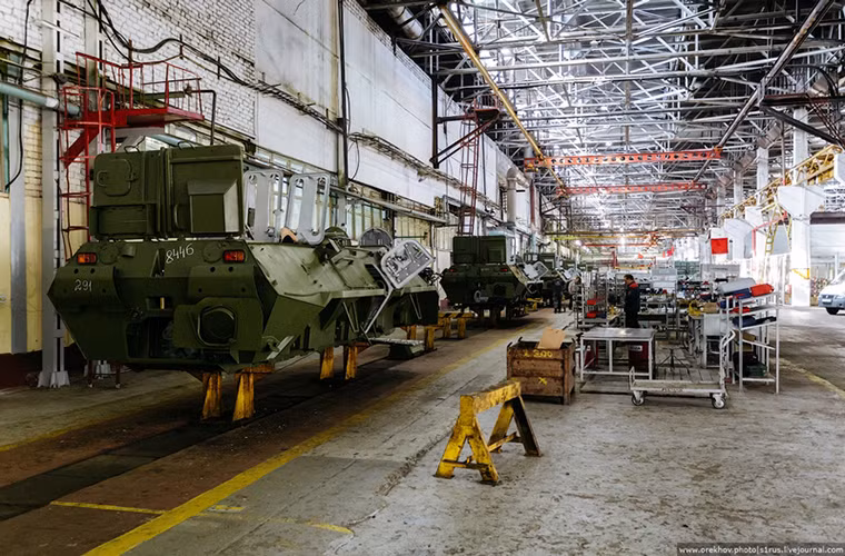 Hiện tại các phân xưởng của Arzamas JSC sử dụng khoảng 4.000 công nhân cùng hơn 900 kỹ sư. Vào thời kỳ đỉnh cao của mình Arzamas JSC có số lượng nhân viên lên tới hơn 10.000 người.