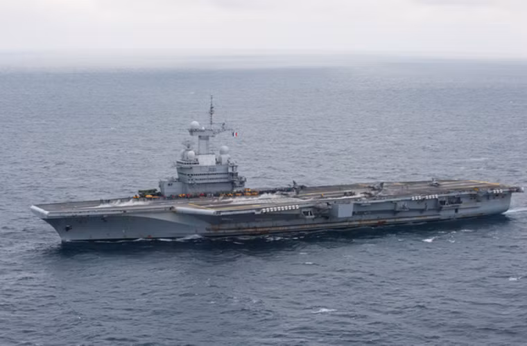 Được biết buổi lễ đưa tiễn Super Etendard diễn ra khá trang trọng ngoài khơi căn cứ hải quân Toulon của Pháp với sự tham gia của các tướng lĩnh cấp cao của Hải quân Pháp cũng như toàn bộ thủy thủ trên tàu sân bay Charles de Gaulle.
