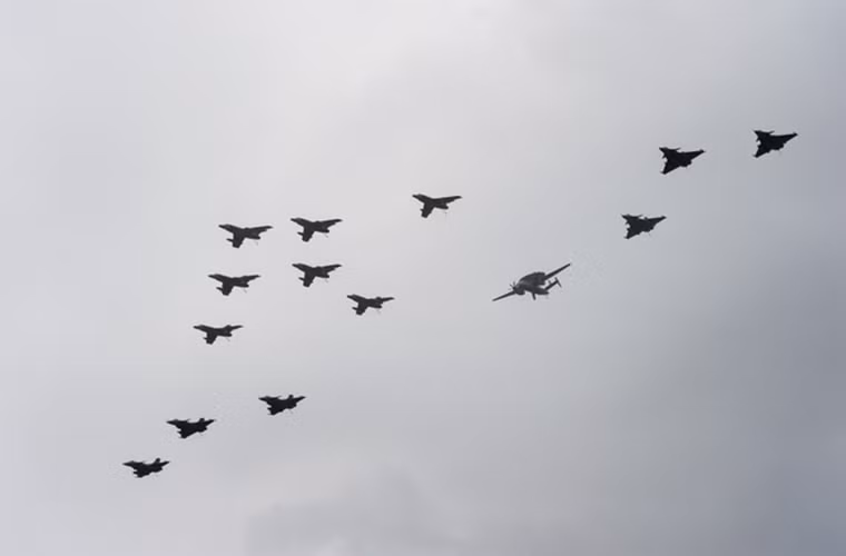 Super Etendard chỉ được trang trang bị 6 giá treo vũ khí với khả năng mang theo 2,1 tấn vũ khí gồm pod rocket phóng loạt Matra, tên lửa chống hạm AM-39 Exocet và các loại tên lửa không đối không và không đối đất có trong biên chế của Hải quân Pháp.