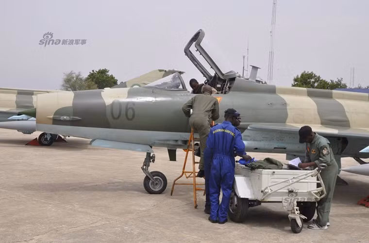 Nigeria là một trong những quốc gia hiếm hoi đưa vào trang bị mới F-7 trong bối cảnh dòng chiến đấu này đang dần ngưng hoạt động trên khắp thế giới, trong năm 2015 Không quân Việt Nam cũng đã loại biên MiG-21 tiền thân của F-7. Chính phủ Nigeria lúc đó tuyên bố số máy bay trên sẽ được sử dụng để bảo vệ lãnh thổ của nước này nhưng cho đến nay chúng hầu như không được sử dụng mấy.