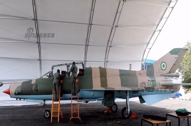 F-7 có thiết kế tương tự như máy bay tiêm kích MiG-21 nhưng được Trung Quốc nội địa hóa hoàn toàn và dây chuyền sản xuất dòng máy bay này của Trung Quốc chỉ mới ngưng hoạt động vào năm 2013. Tuy nhiên Trung Quốc vẫn đảm bảo khả năng hoạt động cho những chiếc F-7 của Nigeria.