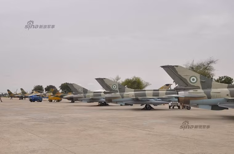 Theo trang mạng quân sự Sina, vào tháng 9/2005 chính phủ Nigeria đã chính thức phê duyệt hợp đồng mua 15 chiếc F-7 (biến thể xuất khẩu của J-7 - phiên bản sao chép máy bay tiêm kích MiG-21 Liên Xô) do Tập đoàn công nghiệp hàng không Thành Đô của Trung Quốc chế tạo với giá hơn 251 triệu USD. Trong đó 12 chiếc là F-7NI biến thể một chỗ ngồi và 3 chiếc FT-7NI biến thể huấn luyện hai chỗ ngồi.