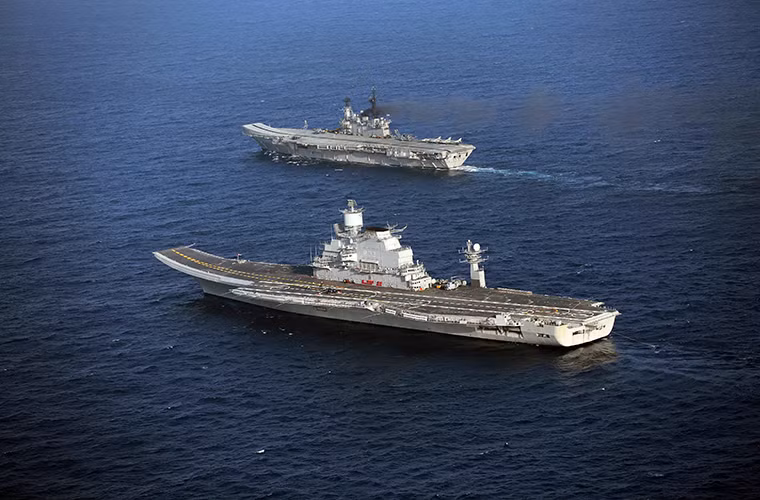 Tàu sân bay INS Viraat có chiều dài 226 m, rộng 48,78m, mớn nước 8,8m, với lượng giãn nước tối đa là 28.700 tấn. Nó có thể mang theo 26 tiêm kích trên hạm với khả năng cất hạ cánh thẳng đứng Sea Harrier. Hàng không mẫu hạm này từng là soái hạm của Hải quân Ấn Độ cho đến khi tàu sân bay INS Vikramaditya đi vào hoạt động từ năm 2013.
