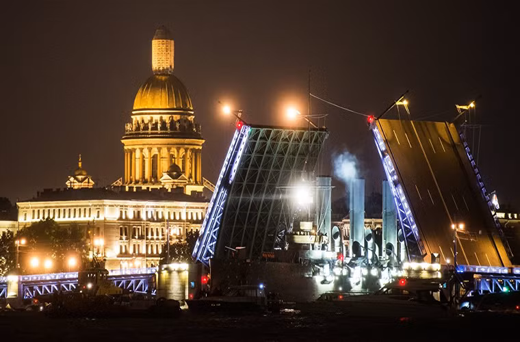 Hình ảnh tàu Rạng Đông được kéo về St Petersburg trong đêm.