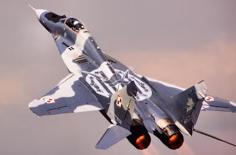 Không quân Ba Lan có trong trang bị hơn 100 máy bay chiến đấu các loại trong đó tiêm kích đa năng F-16C chiếm số lượng nhiều nhất với 36 chiếc đứng vị trí số hai là MiG-29 với 32 chiếc.