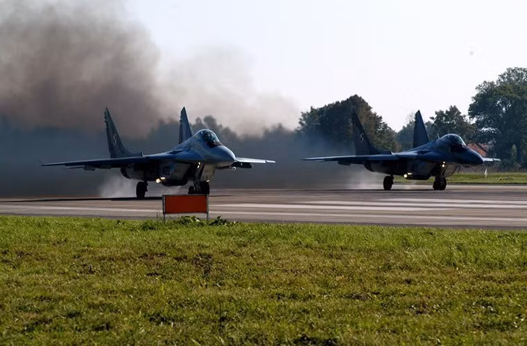 Liên Xô đưa vào trang bị MiG-29 từ những năm 1980 với hơn 1.600 chiếc được sản xuất với nhiều biến thể khác. Không quân Ba Lan bắt đầu biên chế những chiếc MiG-29 đầu tiên trong giai đoạn những năm 1989-1990, tính luôn số mua từ Đức, Ba Lan sở hữu khoảng 32 chiếc MiG-29.