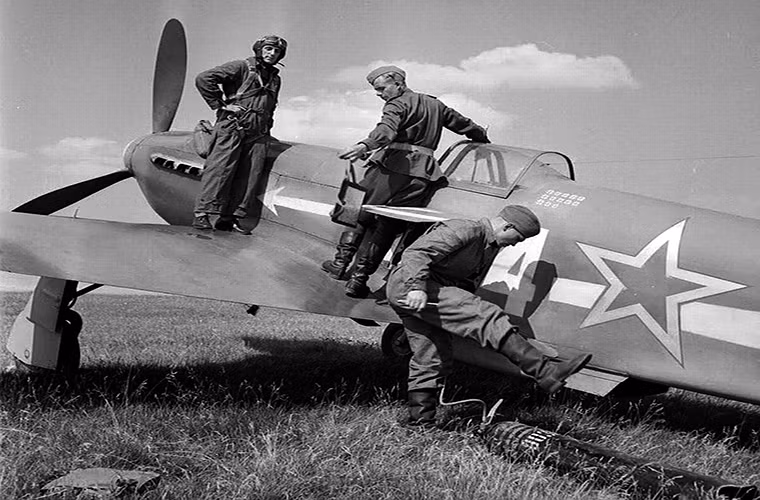 Những chiếc tiêm kích Yak-3 đầu tiên được chuyển giao cho Không quân Liên Xô là vào mùa hè 1944 và được trang bị cho phi đội máy bay chiến đấu IAP số 91 thuộc đơn vị không quân số 2 Liên Xô. Trong giai đoạn từ năm 1944 đến khi chiến tranh kết thúc, các trung đoàn không quân Liên Xô được trang bị Yak-3 đã thực hiện 431 phi vụ bắn hạ 20 máy bay chiến đấu cùng ba máy bay ném bom Ju 87 của Không quân Đức và chỉ để mất 2 chiếc Yak-3.