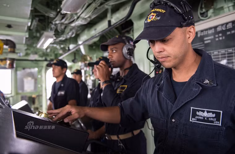 Theo thiết kế mỗi tàu LCS lớp Independence có thể mang theo bốn tên lửa chống hạm Harpoon được lắp theo dạng modul ngay phía sau tháp pháo Mk110 và bệ phóng này có thể tháo ra được khi cần thiết.