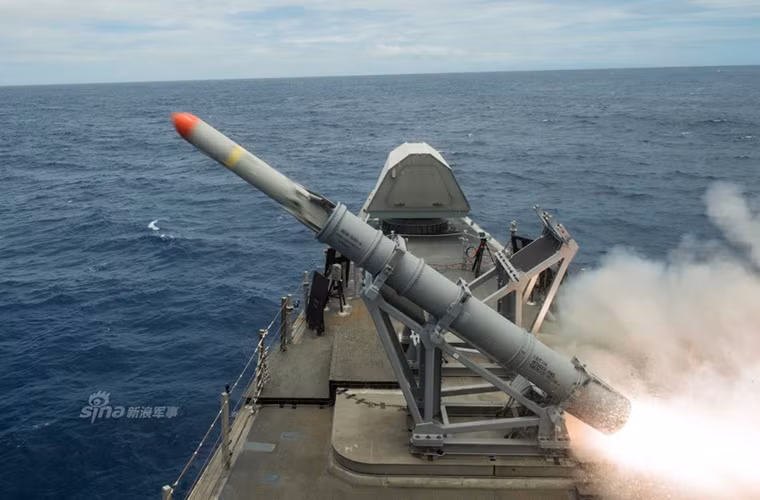 Công ty nghiên cứu và phát triển Harpoon là McDonnell Douglas, tuy nhiên giờ đây đã sáp nhập vào Boeing, và chính Boeing cũng chịu trách nhiệm việc tích hợp Harpoon lên trên các tàu LCS của Hải quân Mỹ. Theo thống kê kể từ năm 1971 cho tới nay đã có khoảng 7.300 đơn vị tên lửa Harpoon được sản xuất với nhiều biến thể khác nhau.