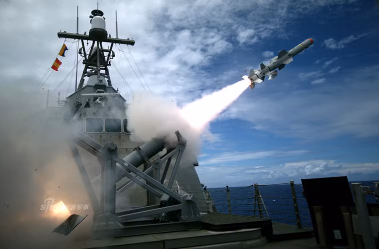 Harpoon là một trong những mẫu tên lửa chống hạm thành công nhất của Hải quân Mỹ. Nó được thiết kế để có thể hoạt động trong mọi điều kiện thời tiết và triển khai từ nhiều nền tảng khác nhau. Harpoon và các biến thể của nó đang được sử dụng trên 600 tàu chiến, 180 tàu ngầm và 12 dòng máy bay quân sự trên khắp thế giới.