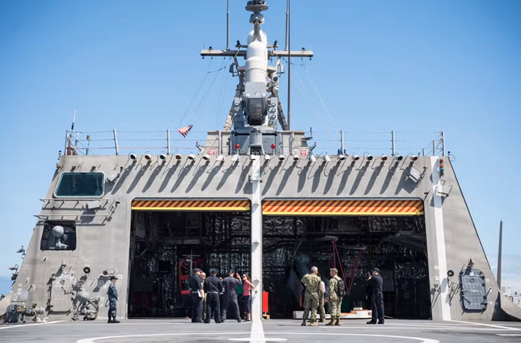 Trong đó các tàu LCS lớp Freedom thay vì được trang bị Harpoon sẽ được trang bị tên lửa chống hạm Kongsberg's NSM được bố trí phía sau đuôi tàu. Trong ảnh là nhà chứa trực thăng trên tàu USS Coronado.
