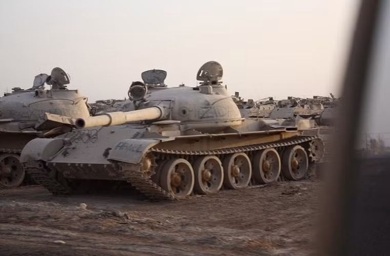 Số lượng xe tăng bị bỏ không ở Taji cũng khá lớn, tất nhiên Quân đội Iraq cũng từng có ý định sử dụng lại số xe tăng này. Tuy nhiên không phải chiếc xe tăng nào cũng có thể khôi phục hoạt động sau một thời gian bị bỏ mặc.