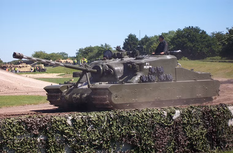 Trước khi đổ bộ lên Châu Âu vào tháng 6/1944, Bộ chỉ huy Đồng Minh dự đoán rằng họ sẽ phải đối đầu với lực lượng tinh nhuệ nhất của Đức tại phòng tuyến Siegfried nằm ngay tại biên giới Pháp-Đức. Do đó quân Đồng Minh cụ thể hơn là Quân đội Hoàng gia Anh cần tới một loại phương tiện bọc thép chiến đấu có thể giúp họ vượt qua được phòng tuyến này và nó phải được trang bị hỏa lực đủ mạnh cùng hệ thống giáp bảo vệ chắc chắn còn khả năng cơ động không cần phải quá nổi trội.