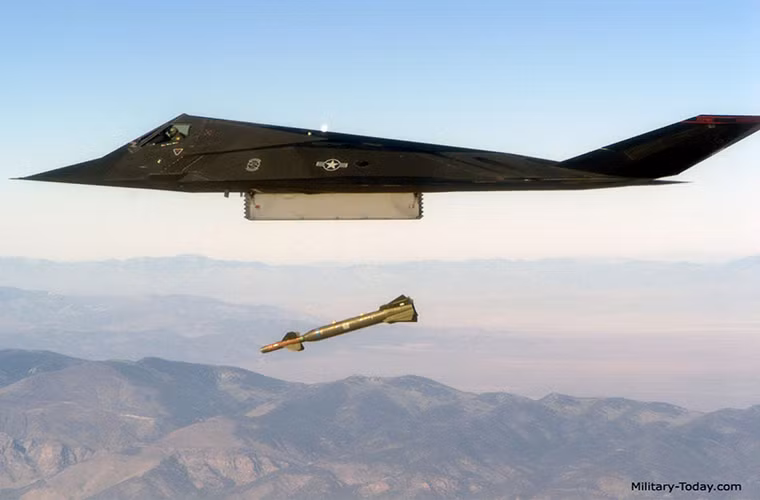 F-117 có chuyến bay thử nghiệm đầu tiên vào năm 1981 với số lượng được sản xuất lên tới 64 chiếc và chính thức được Không quân Mỹ đưa vào trang bị từ năm 1990. Dù vậy Mỹ chỉ mất khoảng 6 tỷ USD cho chương trình phát triển và sản xuất F-117, đến năm 2008 thời kỳ hoàng kim của F-117 chấm dứt với sự xuất hiện của F-22 dòng máy chiến đấu tàng hình thế hệ thứ 5 đầu tiên của Mỹ.