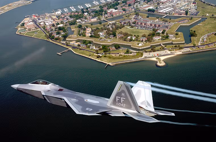 Với thành công của F-117 và B-2, Không quân Mỹ tiếp tục dự án phát triển máy bay chiến đấu tàng hình của nước này với cái tên tiếp theo là F-22 Raptor dòng máy bay chiến đấu tàng hình thế hệ thứ 5 đầu tiên và duy nhất trên thế giới được đưa vào trang bị chính thức.