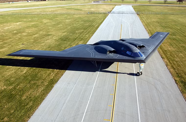 Nếu nói tới F-117 thì không thể kể đến B-2 Spirit dòng máy bay ném bom chiến lược tàng hình đầu tiên và đắt nhất trong lịch sử Không quân Mỹ với 45 tỷ USD dành cho phát triển và sản xuất. B-2 thực hiện chuyến bay đầu tiên trước công chúng vào năm 1989 với 21 chiếc được sản xuất từ 1987-2000 và mỗi chiếc trong số đó đều được đặt theo tên mỗi bang của nước Mỹ.