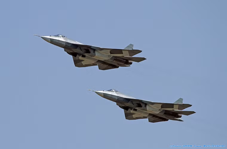 Sukhoi T-50 có thể được xem là tinh hoa của ngành công nghiệp hàng không Nga ngày nay và là đối thủ xứng tầm duy nhất của các chiến đấu cơ tàng hình Mỹ trên không. Hơn 70% thân máy bay được làm bằng các loại vật liệu mới giúp tàng hình trước hệ thống radar đối phương, tuy nhiên Sukhoi T-50 vẫn chưa thực sự hoàn hiện và phải đợi đến năm 2017 Nga mới đưa mẫu chiến đấu cơ này đi vào trang bị.