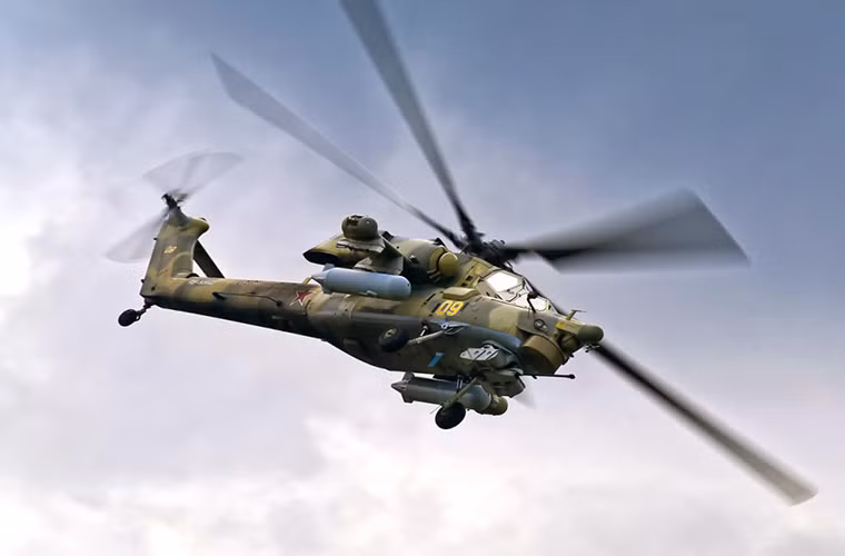 Trong khi đó Mi-28N chỉ được trang bị 4 giá treo vũ khí với trang bị chính gồm tên lửa chống tăng dẫn đường Ataka-V, 9M117 Bastion, tên lửa không đối không tầm ngắn 9K38 Igla hoặc R-73. Bên cạnh đó nó còn được trang bị thêm một pháo tự động 2A42 30mm được gắn phía trước mũi máy bay.