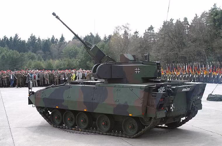 Giá thành của Puma cũng thuộc dạng đắt đỏ nhất thế giới với 7 triệu USD cho mỗi chiếc. Nó có trọng lượng lên tới 43 tấn kể cả trang bị thêm giáp và dài 7.4m, về khả năng chở quân Puma có thể chở theo tối đa 6 binh sĩ cùng kíp lái 3 người.