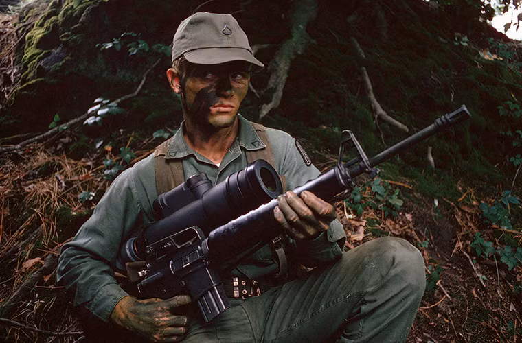 Các nguyên mẫu AR-15 đầu tiên có trọng lượng nhẹ hơn hẳn so với M14 và có độ chính xác khi bắn cao hơn với tầm bắn hiệu quả gần 550m, nó cũng sử dụng cơ chế nạp đạn bằng khí nén với thoi nạp đạn xoay. AR-15 cũng là mẫu súng đầu tiên của Mỹ sử dụng hộp tiếp đạn tiêu chuẩn STANAG.