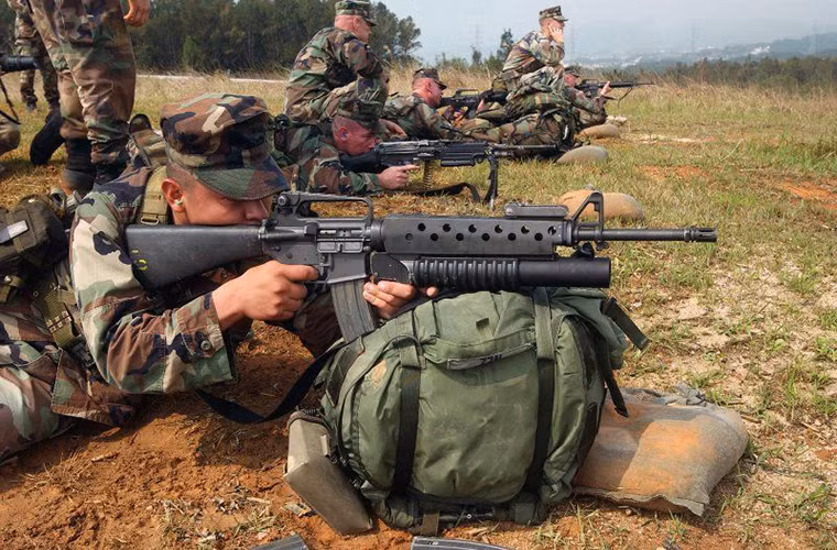 Cũng giống như AR-15, M16 cũng trải qua thử thách lớn nhất của mình tại Chiến trường Việt Nam và giai đoạn đầu của nó không hề suôn sẻ. Sau nhiều lần cải tiến đến năm 1969 Quân đội Mỹ mới đưa M16A1 vào trang bị chính thức và thay thế dần M14. M16 cũng sử dụng cơ chế nạp đạn bằng khí nén với thoi nạp đạn xoay, nó cũng sử dụng cơ đạn tiêu chuẩn 5.56×45mm NATO.