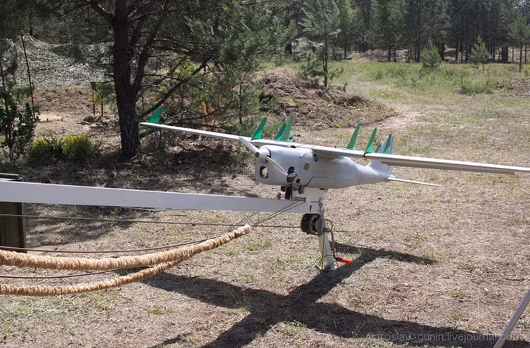 Một trong những mẫu UAV phổ biến nhất có trong biên chế Quân đội Nga là Orlan-10. Nó được đưa vào trang bị từ những năm 2010 và do Nga tự thiết kế chế tạo. Orlan-10 được triển khai bởi một giá phóng di động trên mặt đất có thể hoạt động ở nhiều môi trường khác nhau.