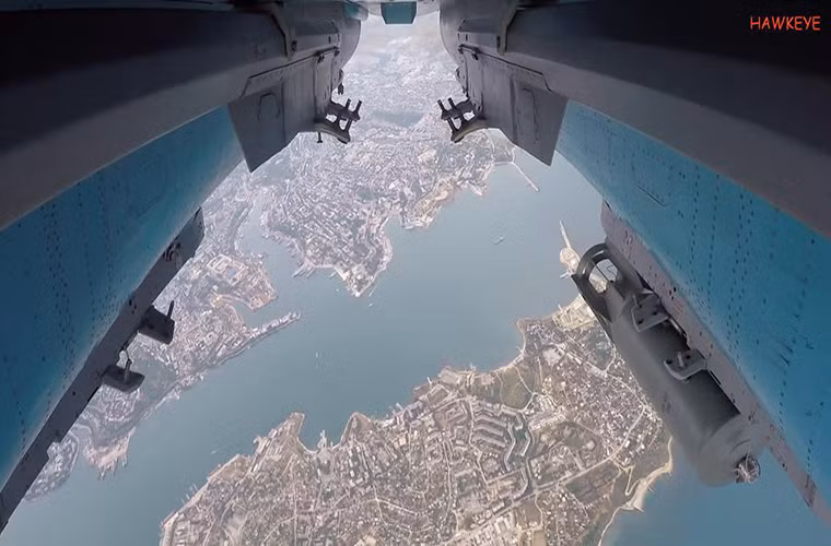 Ở một góc máy khác phía dưới bụng của chiếc Su-34 nó còn mang theo một quả bom thông dụng OFAB-250-270 - mẫu bom được Không quân Nga sử dụng khá nhiều ở chiến trường Syria.